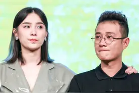 文章潸然泪下转身擦拭紧张到腿抖，宋佳搂肩安慰“男友力Max”图片