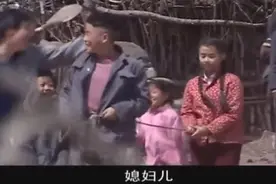 女人不哭：傻子的奶奶怕女孩逃跑，为了预防，竟然用绳子拴住她！视频封面