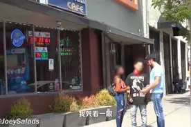 「社会实验」街头借路人一美元假装买彩票中奖，路人的不同反应视频封面