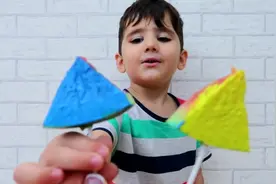 趣味启蒙，国外小正太拿着棒棒糖唱歌，学习颜色视频封面