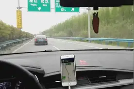 国产车高速120码，隔音效果非常好，身边朋友都买这车