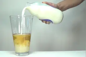 每日科学小实验：牛奶加红牛会出现意想不到的效果你知道吗？视频封面