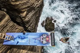 澳女子挑战悬崖跳水夺冠 勇气令人佩服图片