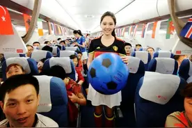青岛航空：足球宝贝靓丽来袭 万米高空足球狂欢图片
