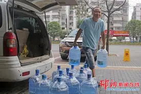 城市送水工顶着烈日送水交客户 称听到“谢谢”就很欣慰图片