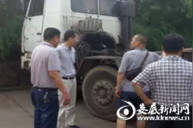娄底市环卫处领导调研垃圾中转站设备、车辆现状图片