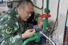 身处兵头将尾 当好军中之母图片