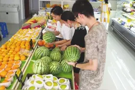 连连降水本地西瓜很“受伤”图片