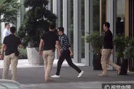 这么着急干啥去？钟汉良出行保镖左右护法 戴墨镜冲上车玩快闪图片