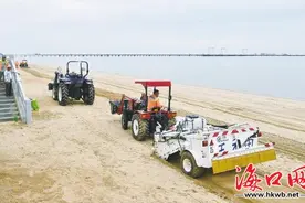 海口西海岸启用专业清洁车 及时高效处理沙滩垃圾图片