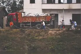 湖南卡车“敢死队”封堵溃口图片