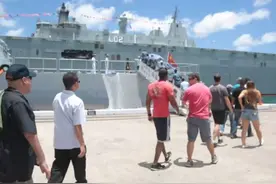 “环太平洋-2016”演习：舰艇开放日 三千余人次参观中国舰艇图片
