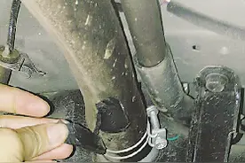 加油时油漏一地 原来车子被割了油管图片