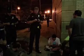 《口袋妖怪GO》国外已疯狂 警察半夜3点和路人当街同玩图片