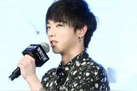 160712 《使徒行者》发布会：华晨宇动情演唱点燃全场图片
