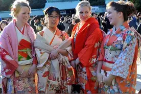 日本少女成人礼 花枝招展的女孩们图片