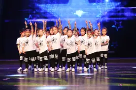 雅思贝尔幼儿园举行第五届大班幼儿毕业典礼图片