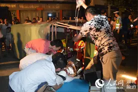 轿车与三轮车相撞 鄂州消防6分钟救出伤者图片