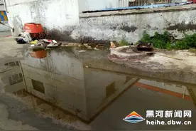 社区积极为辖区居民协调修理渗水井图片
