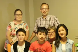 荷兰夫妇带华裔养子到派出所求助 帮养子寻亲图片