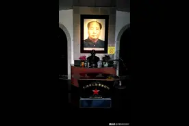 毛主席纪念馆门票六十元，老妈认真的听我妹妹讲解。