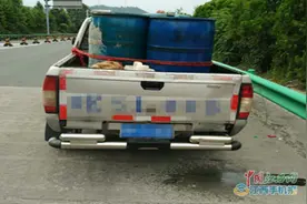 皮卡一路撒着柴油跑 违法运输危险货物真危险图片