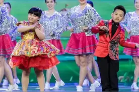 林妙可、邓鸣璐、张峻豪等春晚童星齐聚《回声嘹亮》，春晚经典歌曲《爱我你就抱抱我》再度唱响图片