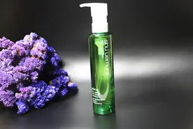 植村秀绿茶洁颜油，帮助肌肤轻松对抗城市污染。图片