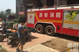 西三环一小区电缆井突现火情 高层住户紧急撤离图片