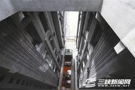 货船“坐电梯”翻越三峡大坝图片