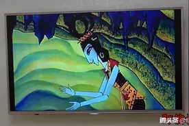 后妈让自己女儿吃肉，让继女吃南瓜，懂事的继女让后妈羞愧！视频封面