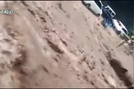 河南突降暴雨，林州山洪暴发！道路中断，百辆车被困（直击现场）视频封面