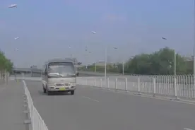 天怒人怨！没素质臭脚男公交车上脱鞋晾脚，熏晕全车人…视频封面