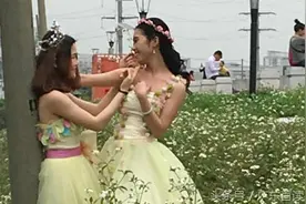 深圳两美女身披黄色婚纱湖边拍照 表情暧昧视频封面