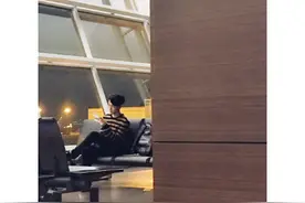 飞机延误，张艺兴在机场做了一件让人感动的事图片