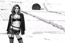 来点儿有颜色的：如何选一套情趣内衣？让男友欲罢不能图片