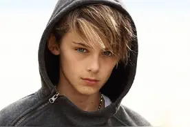 姐愿意等你长大！13岁小男模一个眼神绝对偷走你的心图片