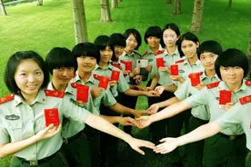 晒晒我的士兵证——武警某部女兵与士兵证的美丽合影图片