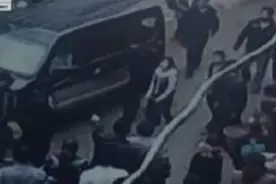 网曝：13岁女孩泼乡干部专车,被拷"游街示众“视频封面
