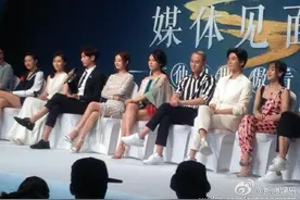 赵丽颖杨紫发布会现场嬉笑私语，破不和传言图片