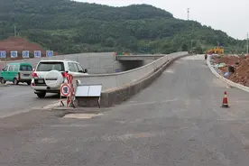长田大道西延线跨线桥建设桥梁架设完毕图片