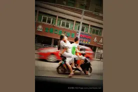 [趣谈] 情侣摩托车上花式接吻，是作秀还是狗带？图片