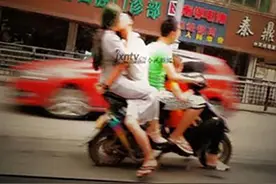 [趣谈] 情侣摩托车上花式接吻，是作秀还是狗带？图片