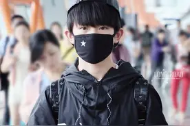 易烊千玺私服穿搭fashion show图片