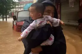 亲爱的小孩，你别怕别哭！风雨再大，回家的路有我们在守护！图片