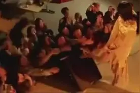 女朋友台上表演舞蹈，男朋友吃醋转身离开！