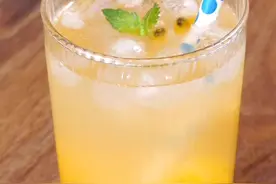 接下来的夏天就靠这杯冷饮续命啦！还送你没有料理机做芒果泥的妙招～一键冷静做自己视频封面