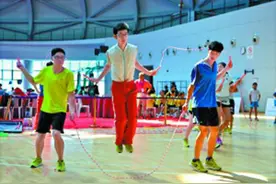 小学生30秒跳绳222下 绍兴网友：这脚安了马达！图片