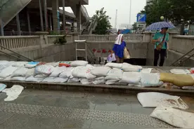 快讯|武昌火车站地铁站垒满沙袋迎战强降雨图片