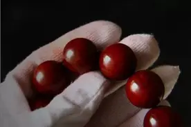 买了串“冒血”小叶紫檀   越盘手套越红  ！？图片